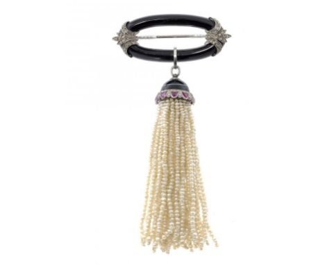 AN ART DECO RUBY, DIAMOND, SEED PEARL AND ONYX TASSEL BROOCH, C1930 89mm approx, 21g ++Several seed pearls deficient