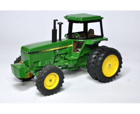 Ertl 1/16 diecast farm model issue comprising John Deere 40 series Tractor. Looks to be without obvious sign of fault, in ori