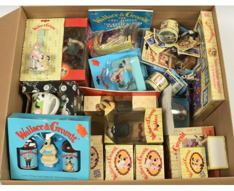 Quantity of Wallace &amp; Gromit collectables, to include figurines, talking alarm clock, mug, keyrings &amp; others, Good to