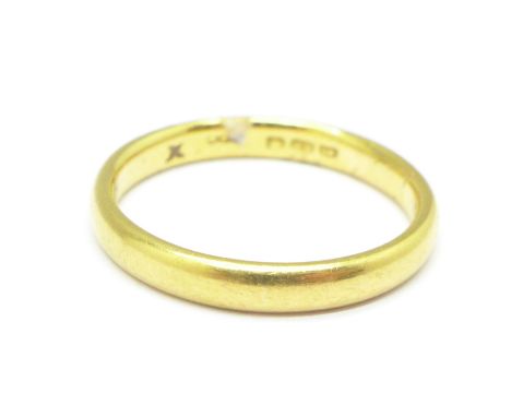 A 22ct gold wedding band, 4.7g, R