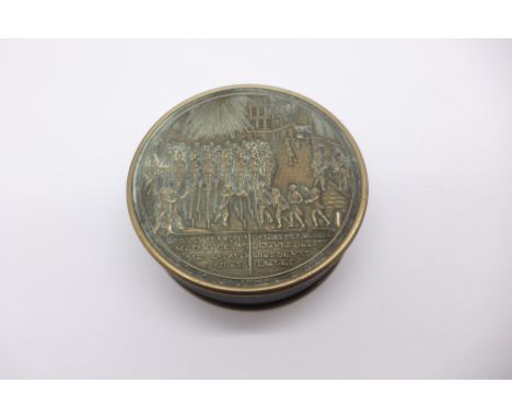 A snuff box with French commemorative scene to the lid 