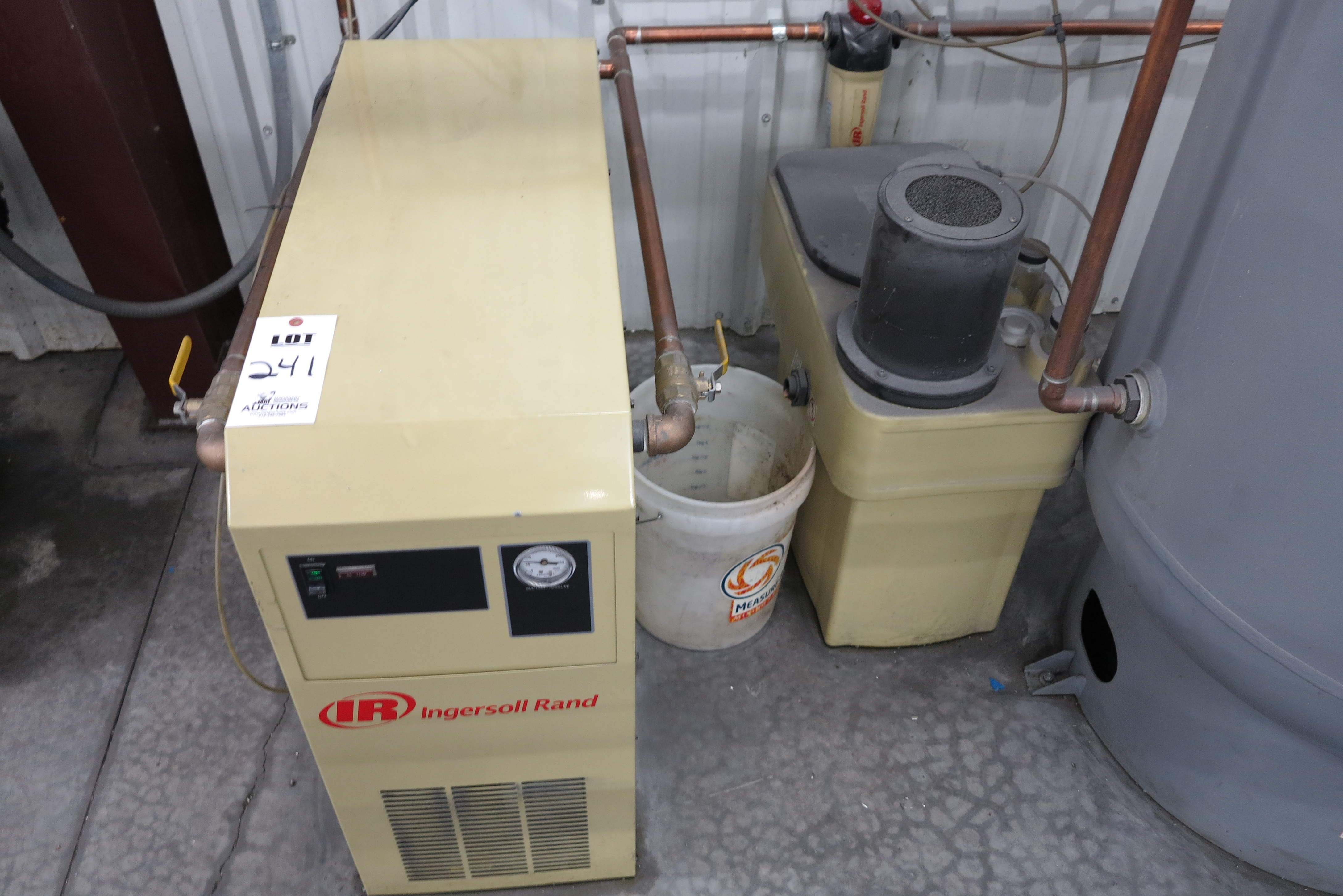 INGERSOL RAND MODEL CBV IRV 20HCC COMPRESSOR, 20HP, HOLDING TANK, AIR