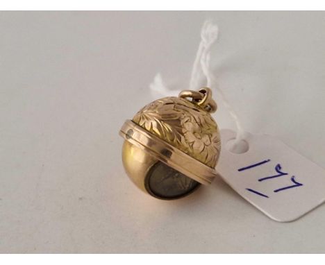 An unusual Victorian 9ct globe swivel compass charm 5g