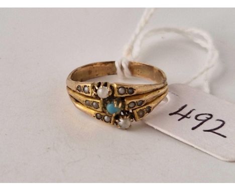 A gold pearl and turquoise three row ring size K