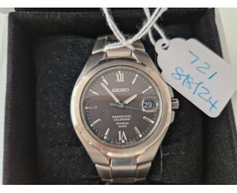 A SEIKO perpetual calender titanium 100m gents wrist watch with seconds sweep and date aperture in original box