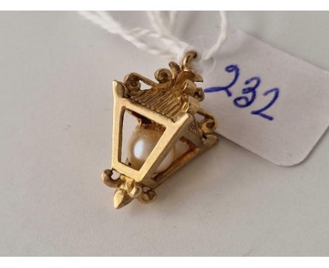 A lantern charm with pearl 9ct 3 gms