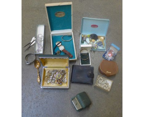 A collection of costume jewellery including a silver brooch and a ring 