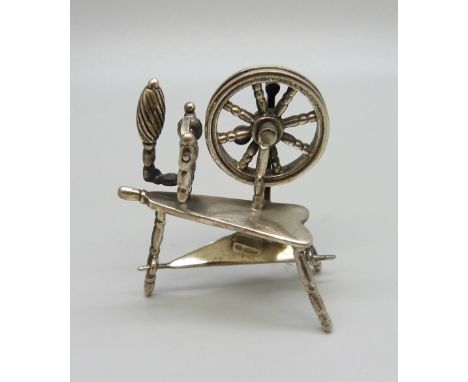 A small 925 silver model spinning wheel 