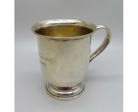 A silver mug with gilt interior and inscription, 73g 