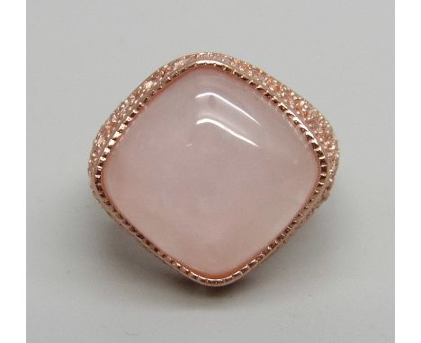 A silver gilt, rose quartz ring with rose gold finish, O 