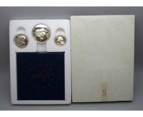 A United States Bicentennial silver proof coin set 