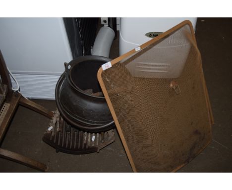 MIXED LOT COMPRISING COPPER FIRE BUCKET FORMED AS A CAULDRON, AN IRON FIRE GRATE AND A SPARK GUARD