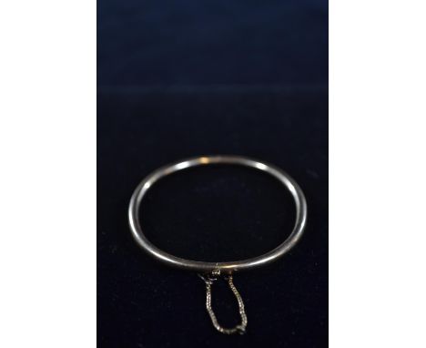 Yellow metal solid bangle (testing positive for 9ct gold) gross weight 9.7g