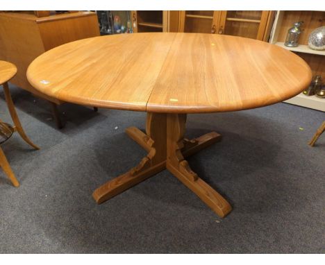 Ercol 788 Old Colonial extending pedestal table. L(open)165cm L(closed)115cm W115cm H73cmNo obvious signs of repair or damage