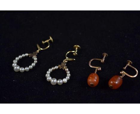 Two pairs of screw back earrings. One pair, yellow metal with pearl and the other 9ct gold and amber. 