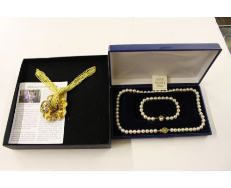 A Murano glass pendant and simulated pearl necklace and matching bracelet