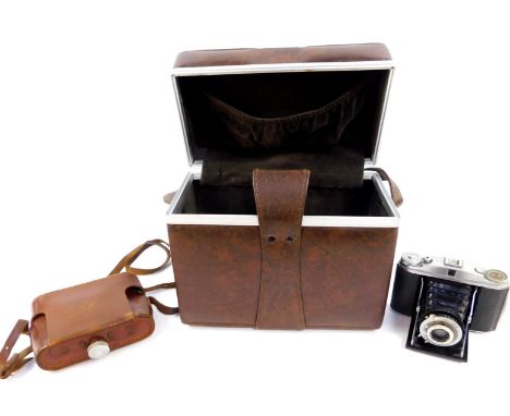 An Agfa Isolette II camera, cased, with camera bag. (2)