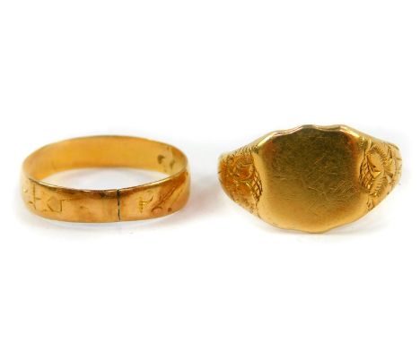 A lady's 18ct gold shield shaped signet ring, with embossed floral decoration, size M, together with an 18ct gold wedding ban