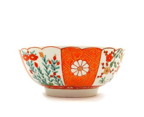 A Worcester First Period porcelain slop bowl, decorated in the Scarlet Japan pattern, 15cm diameter.