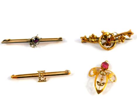 A 9ct Art Nouveau tourmaline and seed pearl pendant, 9ct gold bar brooch set with a garnet, 9ct gold initial E bar brooch set
