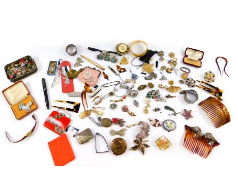 Silver and costume jewellery, including brooches, hat and tie pins, hair ornaments, etc., two pens, Art Deco handbag form com