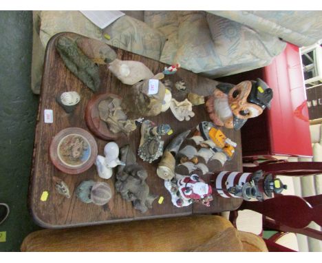 SELECTION OF DECORATIVE FIGURINES AND ORNAMENTS A/F (ONE ELECTRICAL ITEM NEEDS REWIRING)