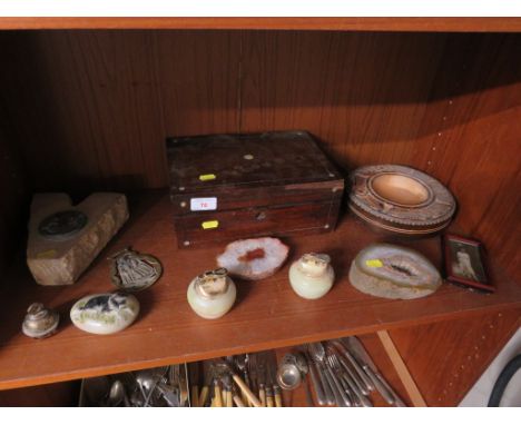 WOODEN ASH TRAY, ONYX TABLE LIGHTERS, WOODEN TRINKET BOX AND OTHER VINTAGE WARE (ONE SHELF)