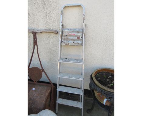 ALUMINUM FIVE-TREAD FOLDING LADDER