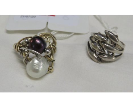 925 WHITE METAL RING IN THE FORM OF DOLPHINS, AND A WIRE RING WITH TWO PEARLS