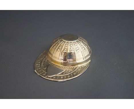A jockey cap caddy spoon, stamped 'Sterling', 5.4 cm long
