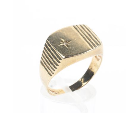 A 9ct gold gentleman's signet ring. 4.4g. Size R.