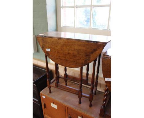 An early 20th Century oak gate leg table of small proportions