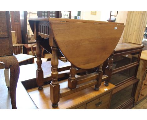 A 20th Century oak gate leg table