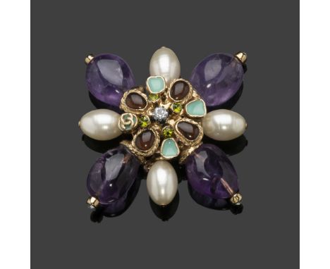CHANEL, Collection Prêt à Porter, Printemps-Eté 2005. Broche-pendentif croix.Directeur artistique: Karl LagerfeldEn métal dor