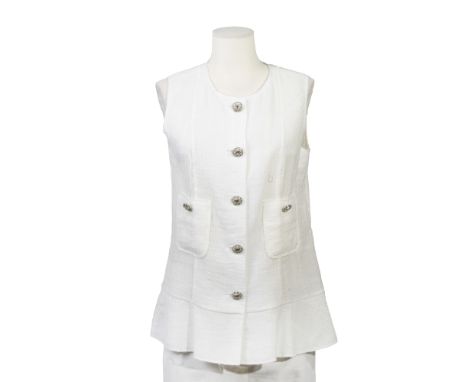 CHANEL, Collection Prêt à Porter, circa 2015. Blouse sans manches en soieDirecteur artistique: Karl LagerfeldEn soie ivoire, 