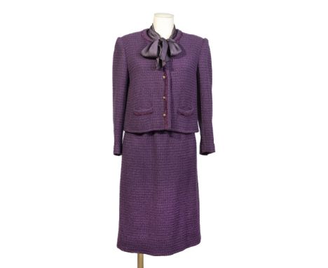 CHANEL Créations, Collection Prêt à Porter, circa 1975. Tailleur et chemisier.Directeur artistique: Philippe GuibourgéTailleu