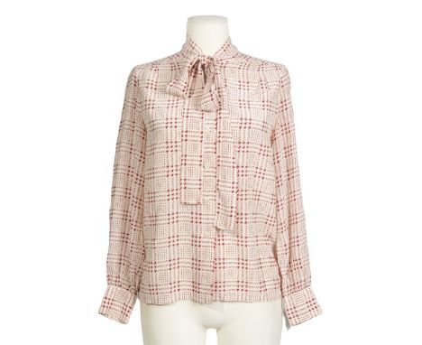 CHANEL Boutique, Collection Prêt à Porter, circa 1980. blouse à col cravateDirecteur artistique: Karl LagerfeldEn soie imprim