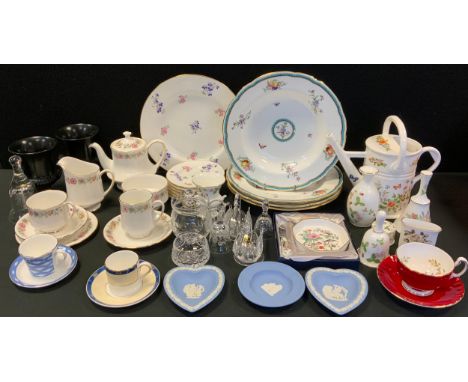 Set of four T.Goode & Co, Spode Copeland, pattern ‘Trapnell’; other; Paragon tea service for one; Aynsley ware; Wedgwood; etc