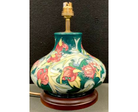 A modern Moorcroft Leicester pattern baluster table lamp, wooden plinth, 26.5cm high 