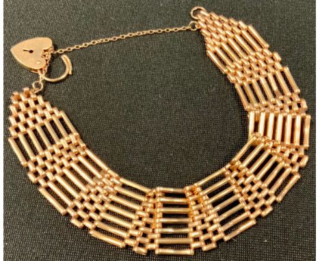 A 9ct gold gate bracelet, 14.2g 