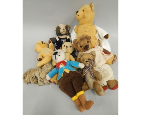 A collection of eight vintage Teddy bears, each mid 20thC and later (AF)