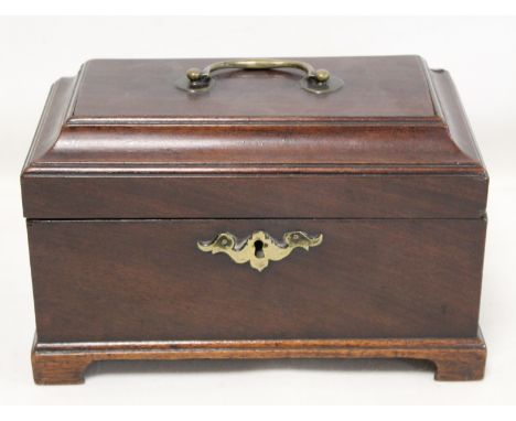 Georgian mahogany tea caddy of rectangular form on four bracket feet with single brass swing handle and shaped escutcheon, th