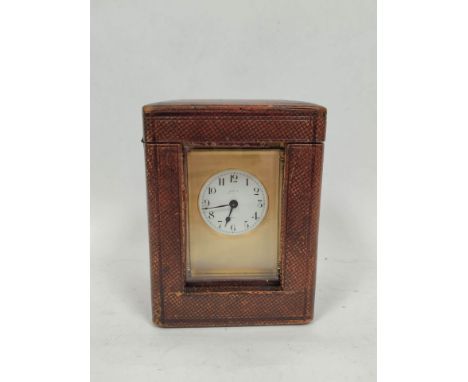 Carriage timepiece with silvered lever platform, the case with angled pillar sides, 13cm, with the travelling case. 