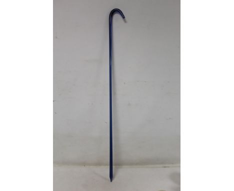 Victorian blue glass walking stick of plain form with curved handle, 96cm long. 