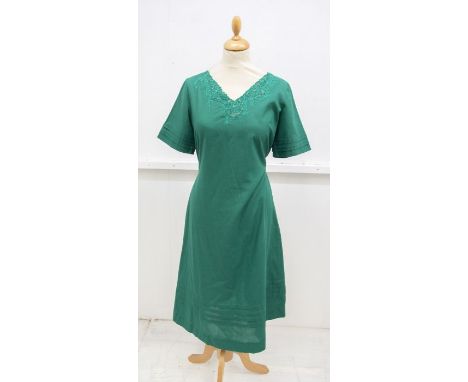 A early to mid-1950s apel pink linen mix blouse by Naomi. It has pointed revers and fagotting detailing down the front, four 