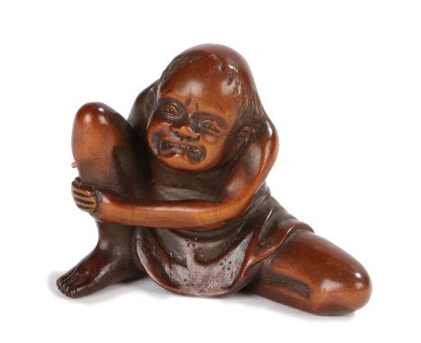 Japanese Edo period netsuke, the wood netsuke depicting a man with agonised expression as a bug emerges from his shin, 3cm hi