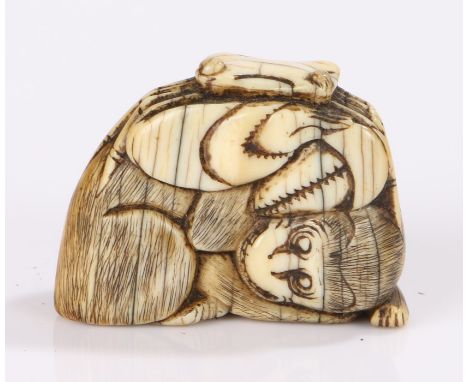 Japanese Meiji period netsuke, the ivory netsuke carved as a monkey with a hermit crab on it's back, 3.5cm high