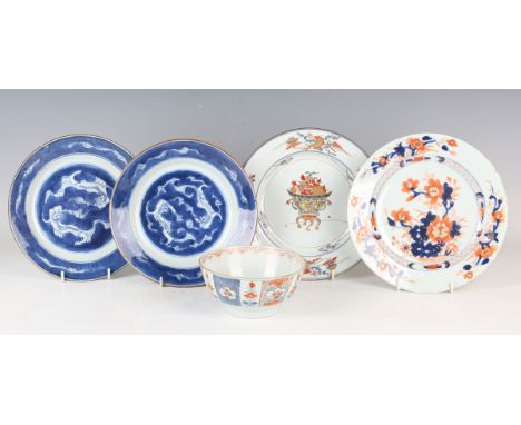 A pair of Chinese blue and white export porcelain plates, Kangxi period, each painted with a pair of central dragons, undergl