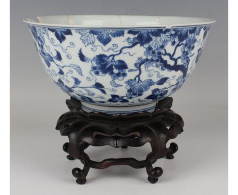 A Chinese blue and white export porcelain bowl, mark and period of Kangxi, of steep-sided circular form with slightly flared 