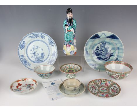 A group of Chinese porcelain, 18th century and later, including a Teksing Cargo blue and white Aster pattern teabowl and sauc